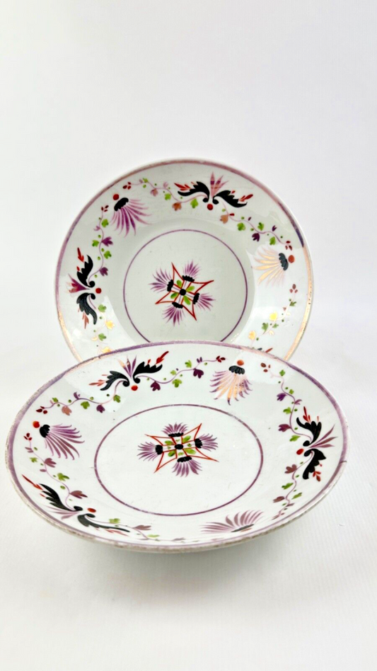 Deux assiettes époque restauration à rinceaux de fleurs mauves et noires