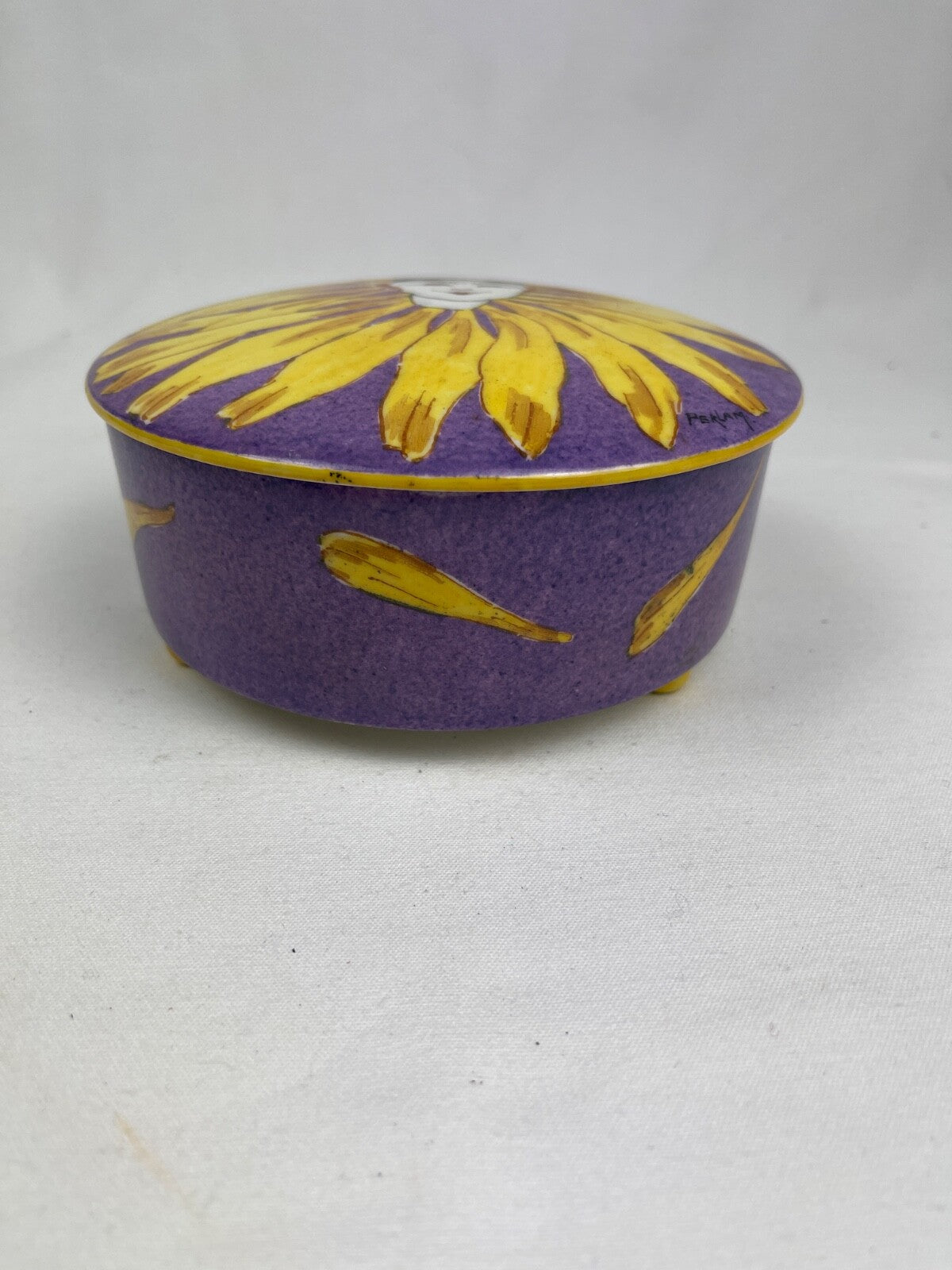 Délicate bonbonnière en porcelaine de Limoges PERLAM au Pierrot rieur