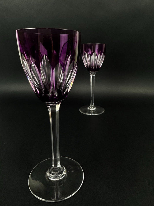 Paire de verres à vin Baccarat – Modèle Cassino – Cristal prune taillé 19 cm