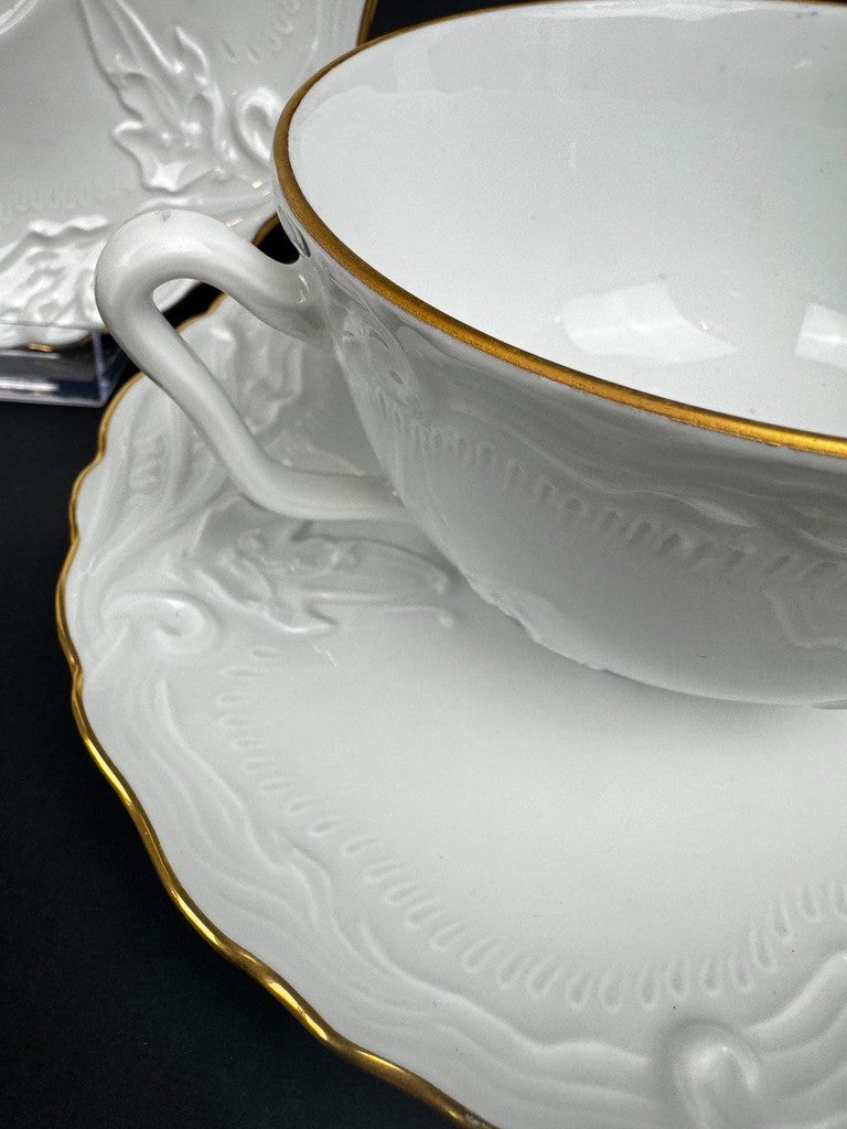 Tasses et soucoupes Tharaud Limoges porcelaine blanche relief doré