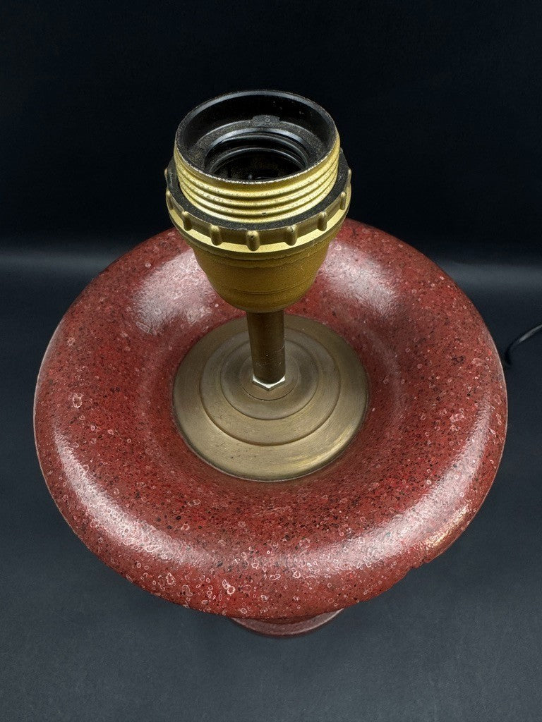 Pied de lampe en pierre reconstituée rouge "sang de bœuf", XXe siècle