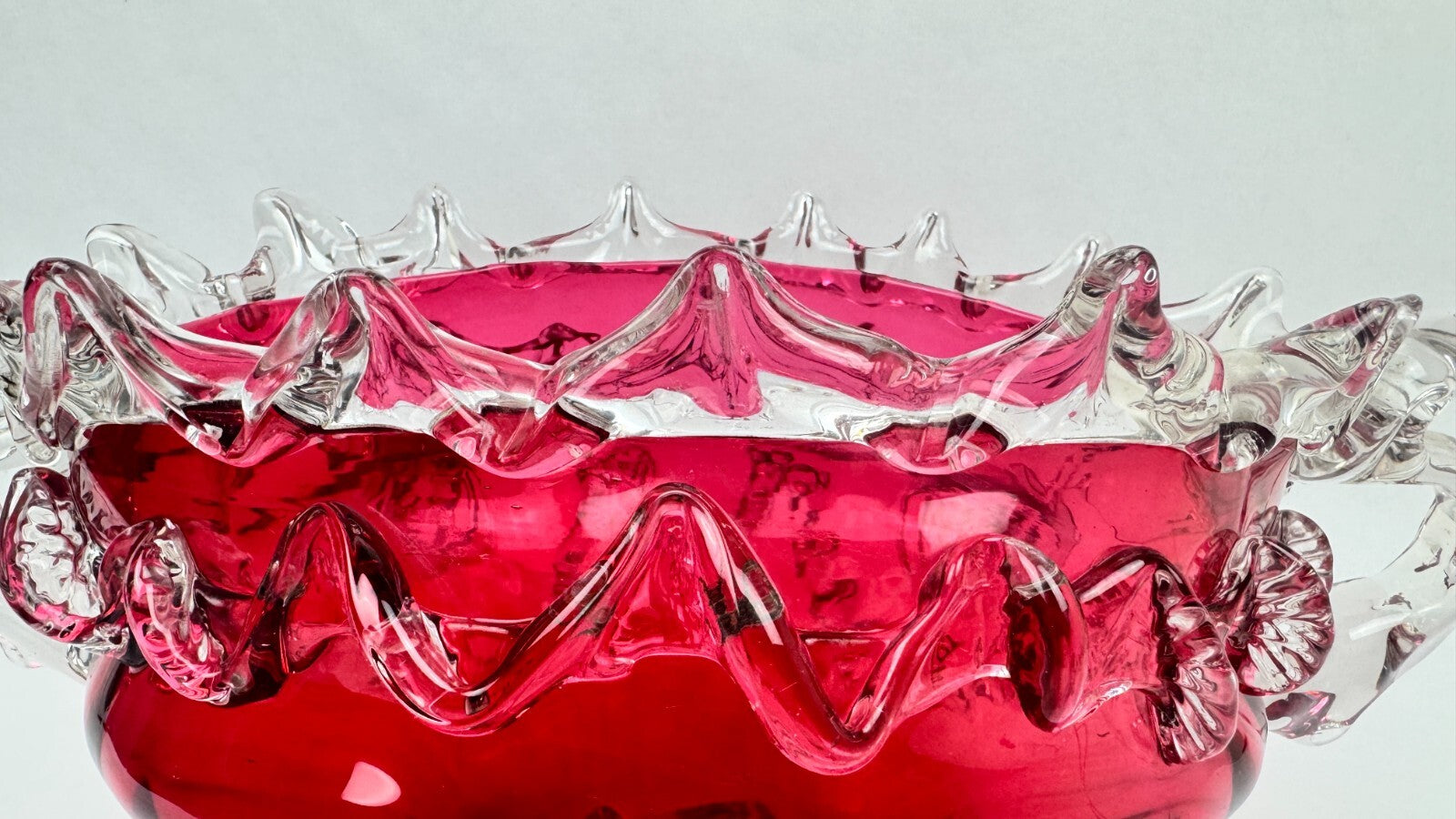Jardinière en verre rouge framboise dans le goût d'Auguste Jean ou de Legras