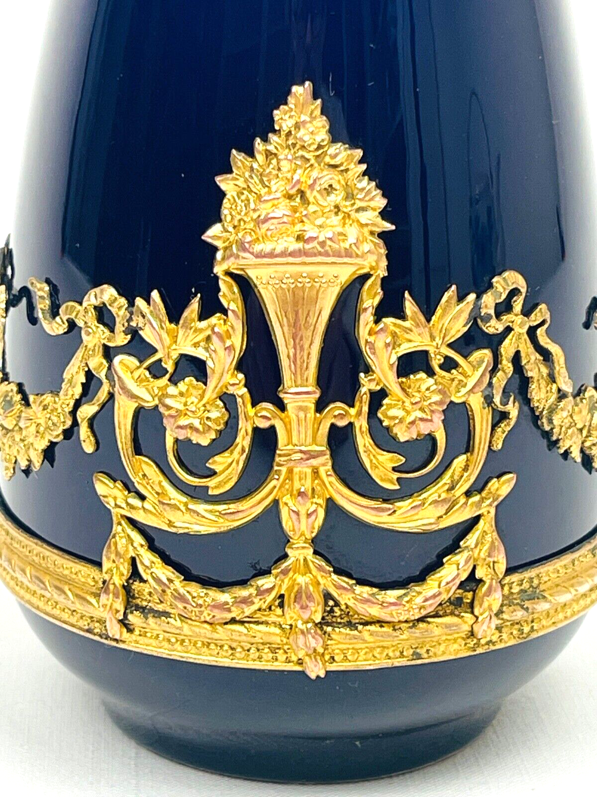 Petit vase de forme ovoïde à col resserré en porcelaine de Sèvres et laiton