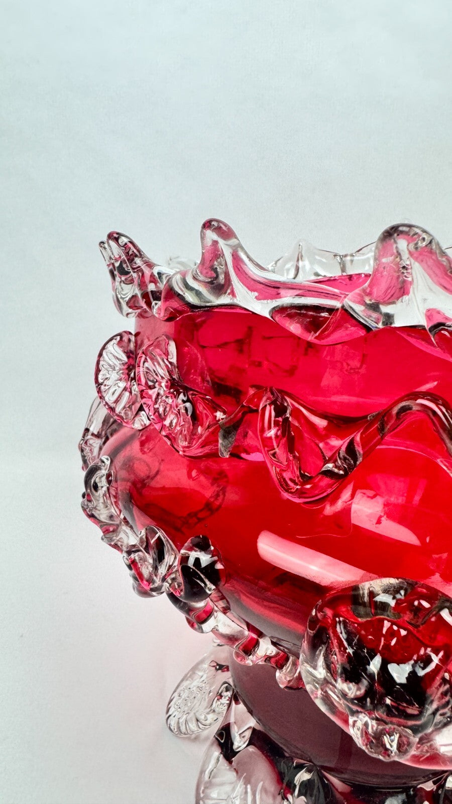 Jardinière en verre rouge framboise dans le goût d'Auguste Jean ou de Legras