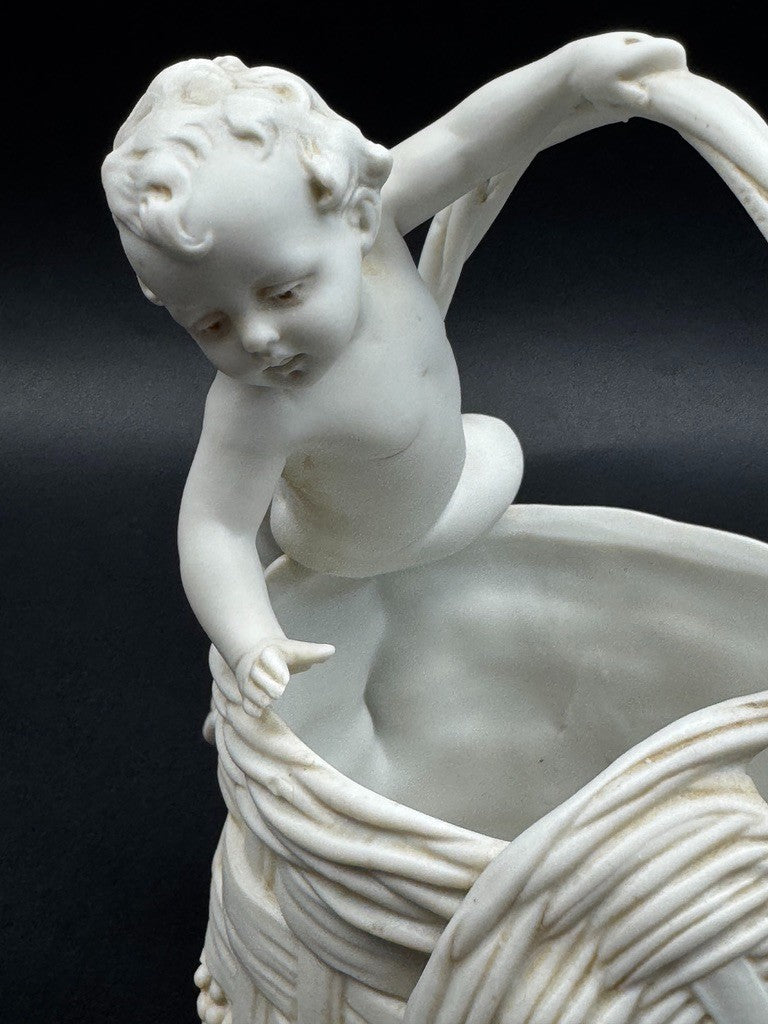 Corbeille en porcelaine blanche à décor de putto, XIXe siècle, 13 cm