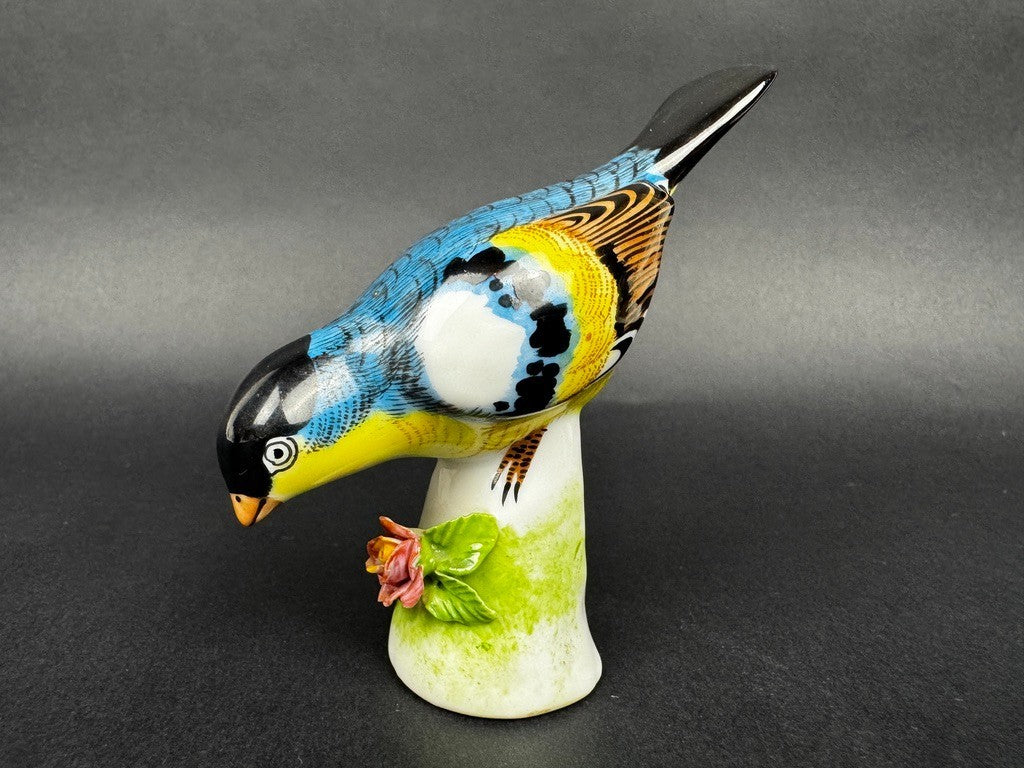 Figurine porcelaine oiseau polychrome sur socle fleuri 1950s