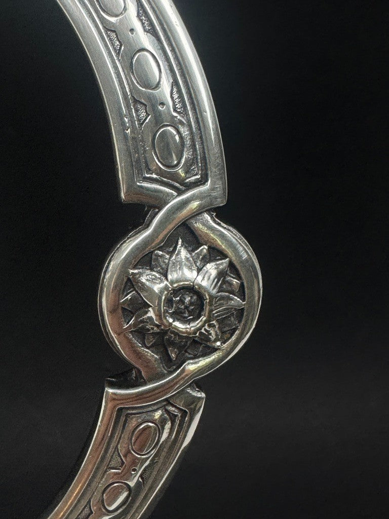 Christofle, important plateau de service en métal argenté décor de mascarons