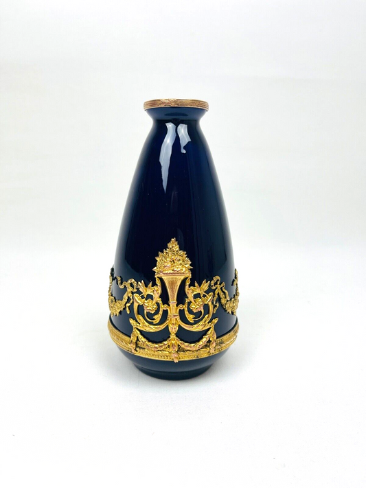 Petit vase de forme ovoïde à col resserré en porcelaine de Sèvres et laiton