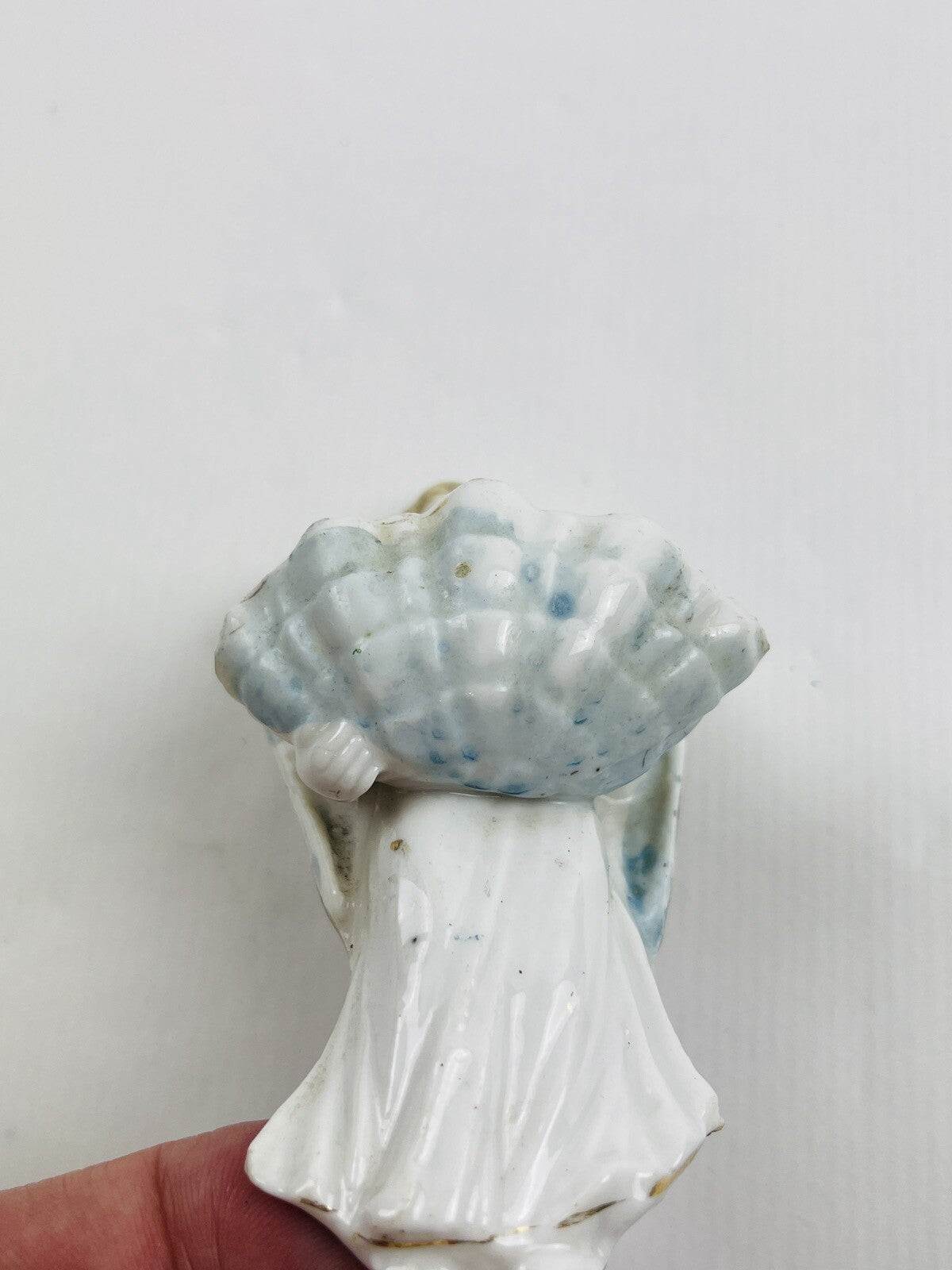 Petit bénitier de chevet 19ème en porcelaine de Paris, angelot