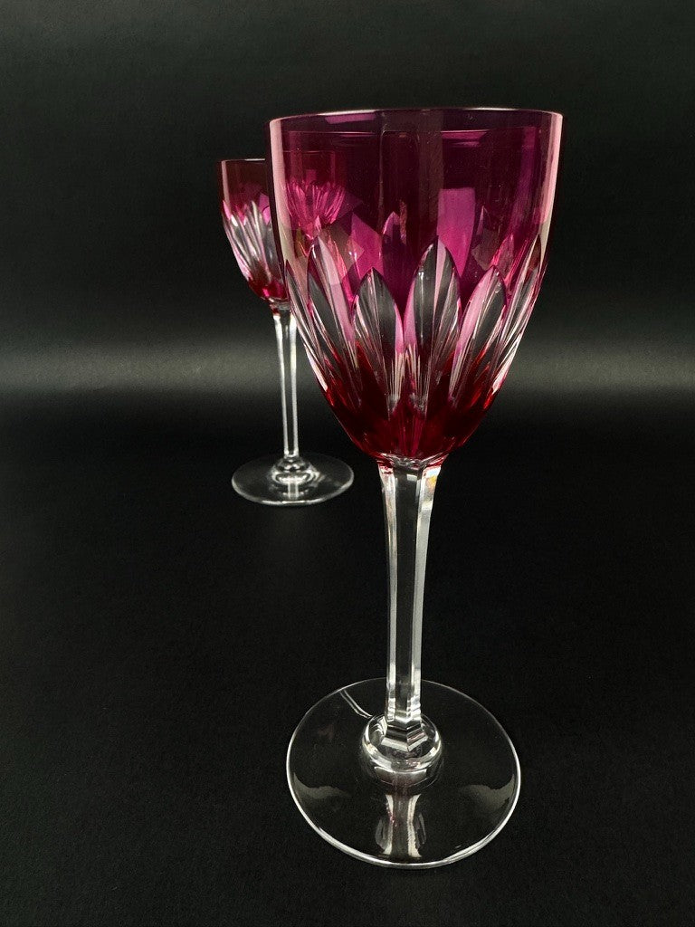 Paire de verres à vin Baccarat – Modèle Cassino – Cristal framboise taillé 19 cm