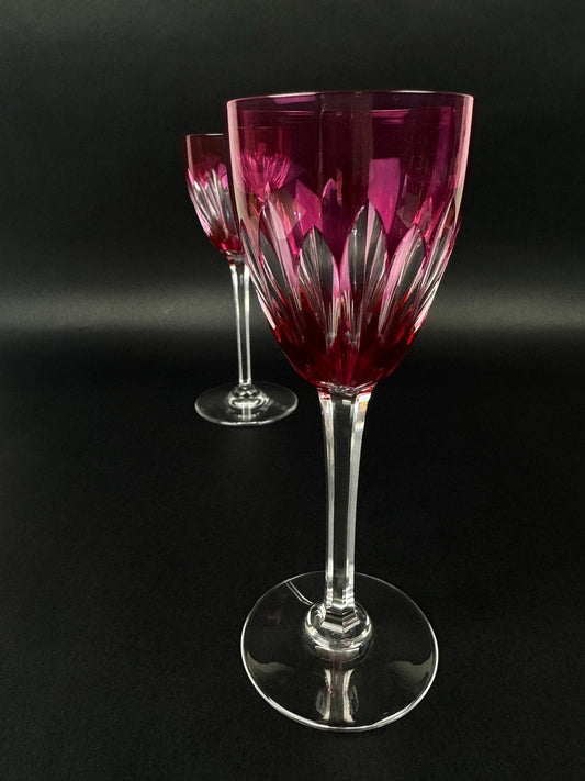 Paire de verres à vin Baccarat – Modèle Cassino – Cristal framboise taillé 19 cm