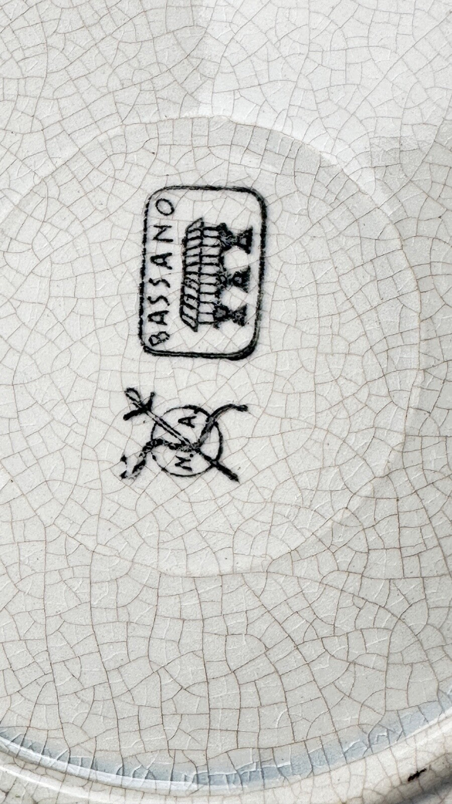 Assiette murale décorative faïence et étain aux fleurs de printemps