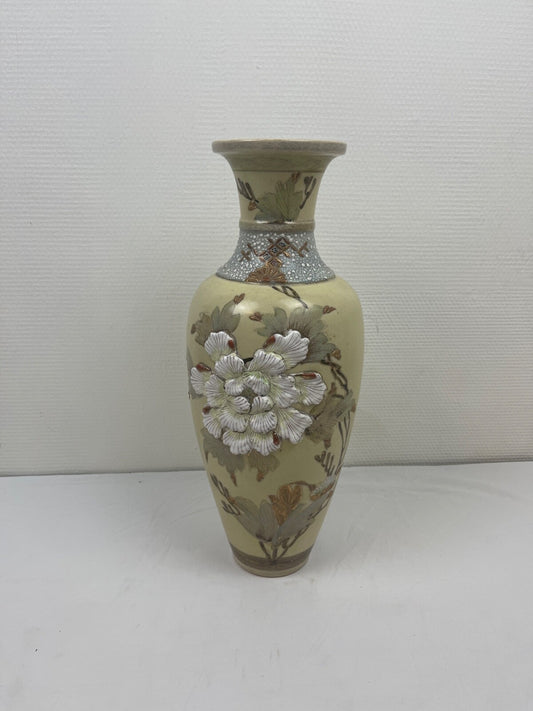 Grand vase en porcelaine du Japon, Satsuma, chrysanthèmes en relief