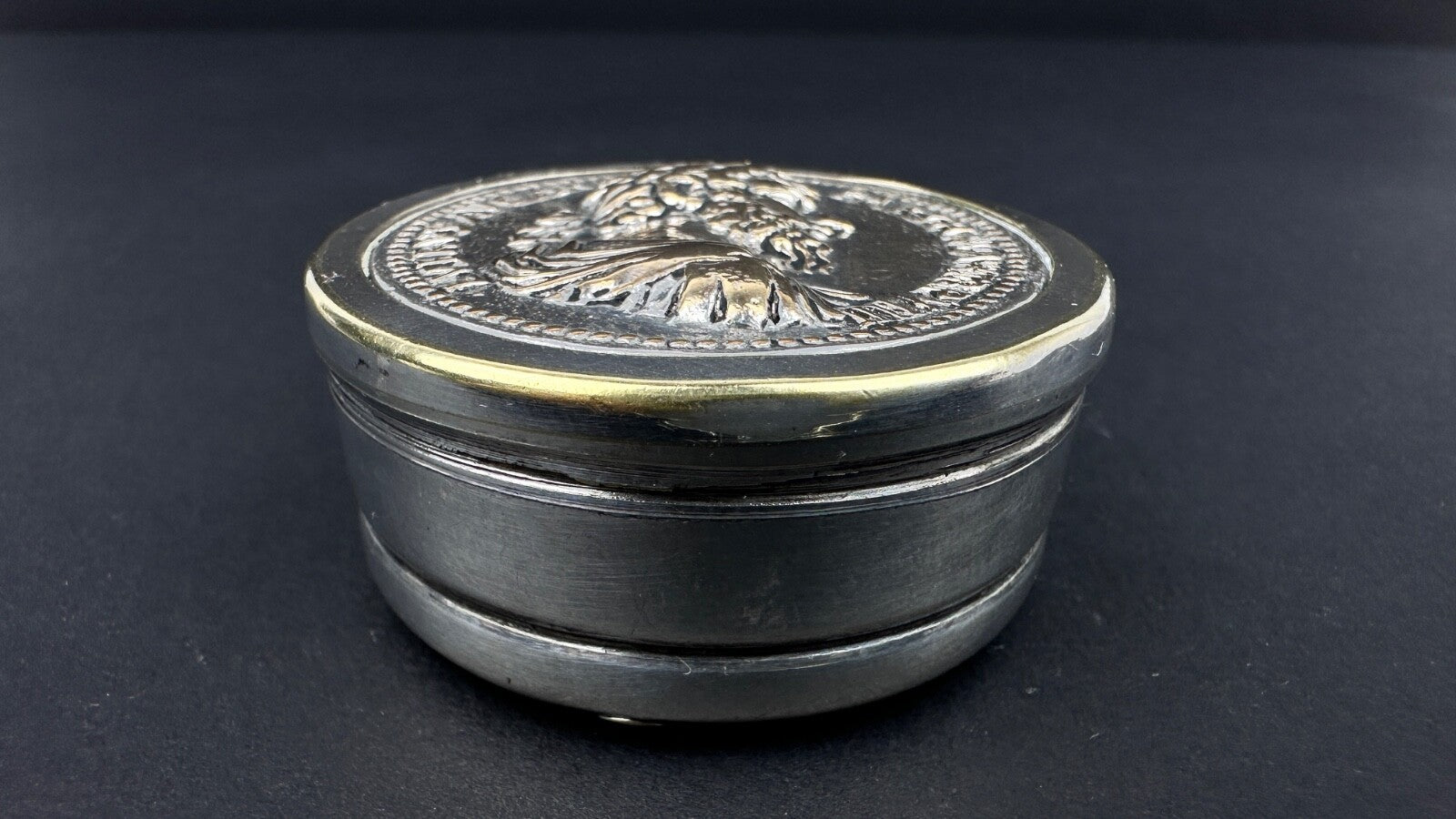 Ancien Ruban-mètre En Métal Argenté, Réplique Monnaie Romaine