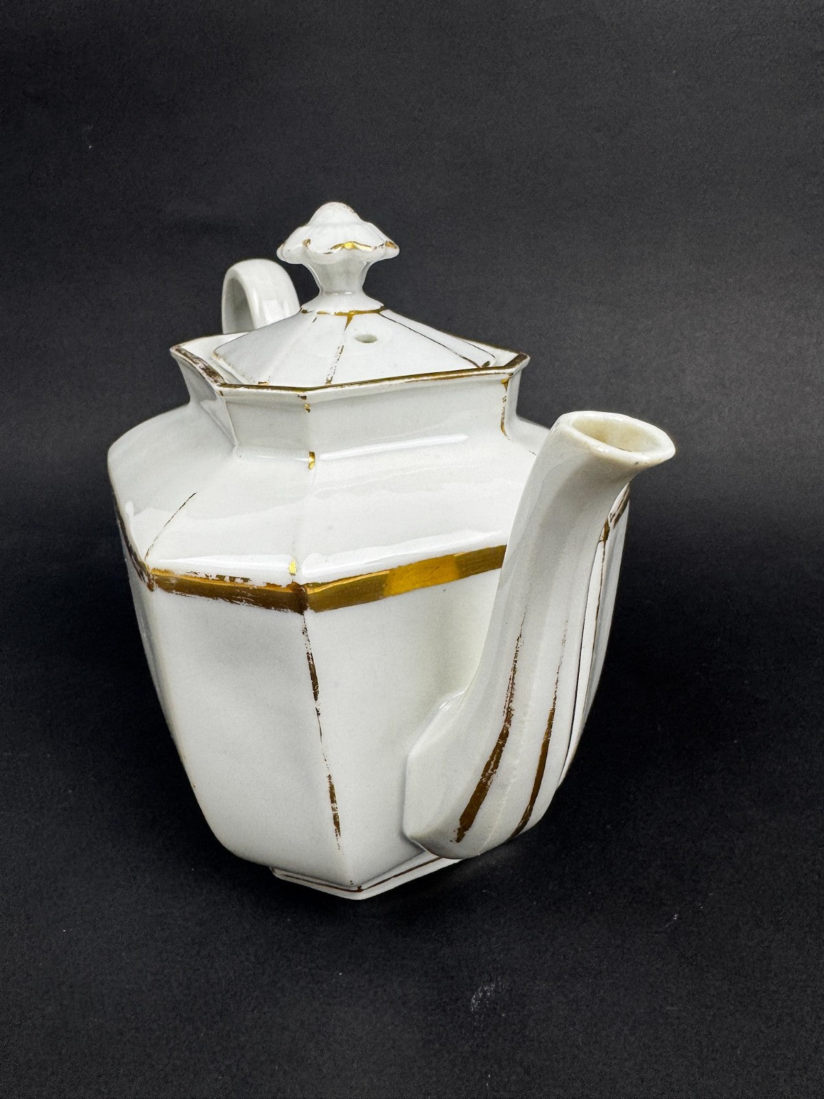 Service à thé en porcelaine blanche et or, époque fin XIXe / début XXe