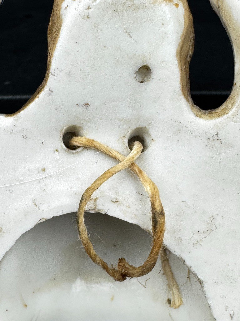 Bénitier mural ange en biscuit de porcelaine polychrome XIXe