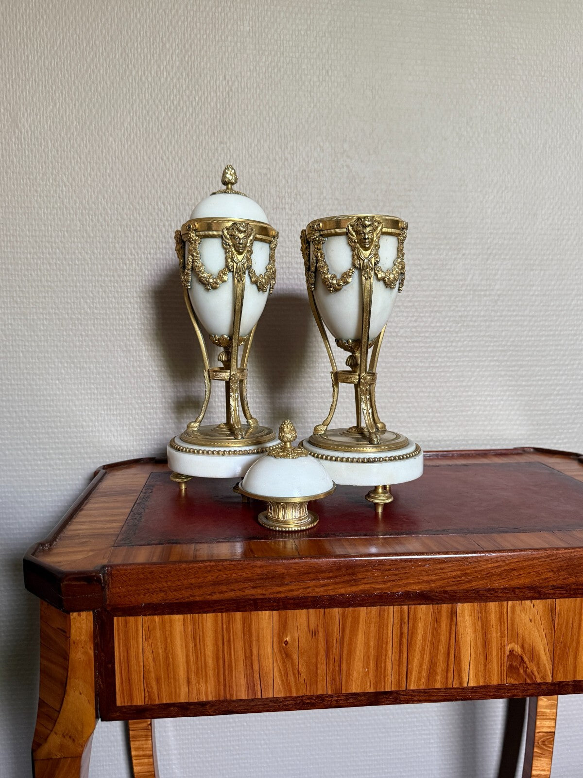 Paire de cassolettes formant bougeoirs d'époque Louis XVI
