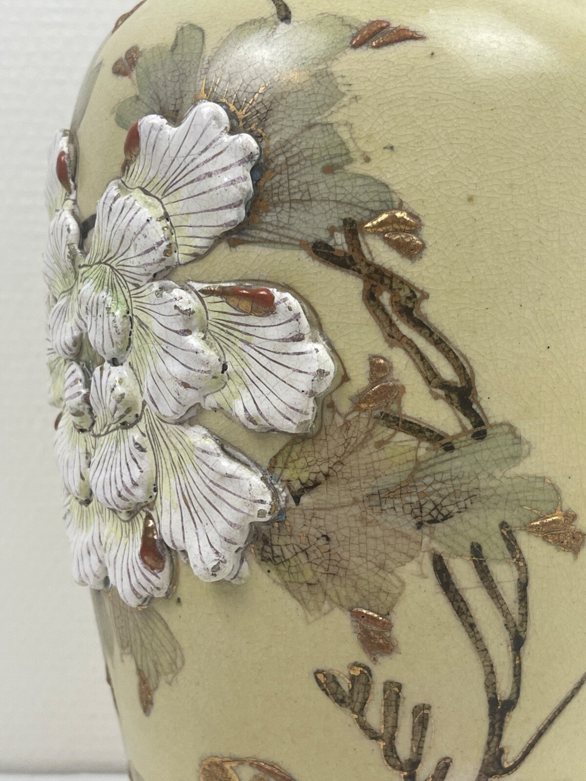 Grand vase en porcelaine du Japon, Satsuma, chrysanthèmes en relief