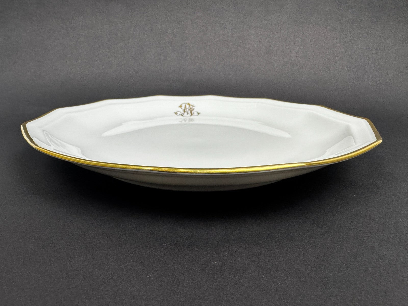 Élégante série de 6 assiettes creuses en porcelaine de Limoges par Bernardaud