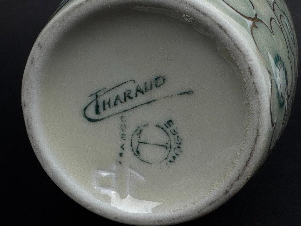 Vase n°8 manufacture Tharaud, vers 1950-1960, porcelaine émaillée céladon