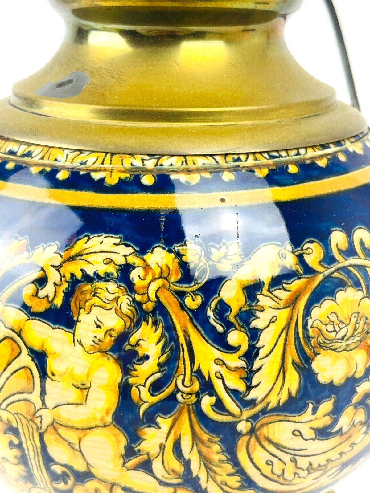 Lampe à huile en porcelaine de Gien modèle Renaissance montée à l'électricité