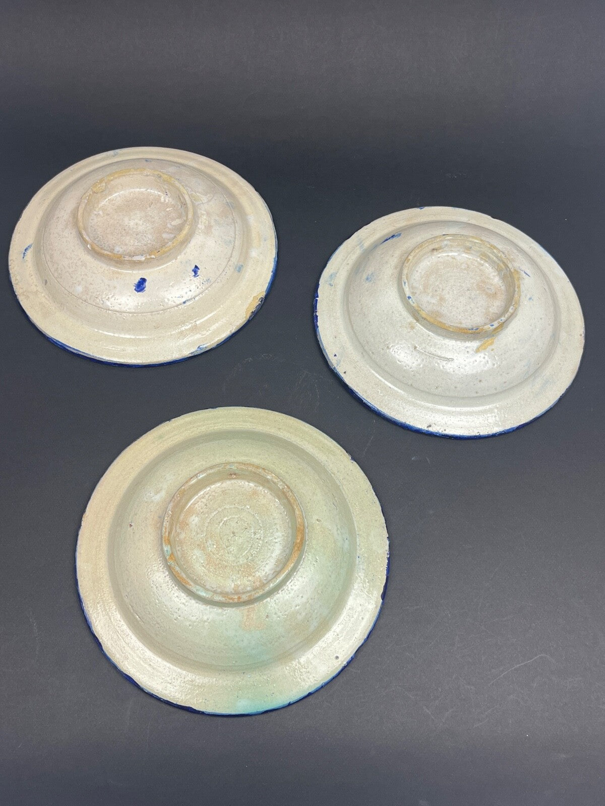Maroc, Suite De 3 Coupes Ou Assiettes Sur Talon En Faïence De Fès Début 20ème
