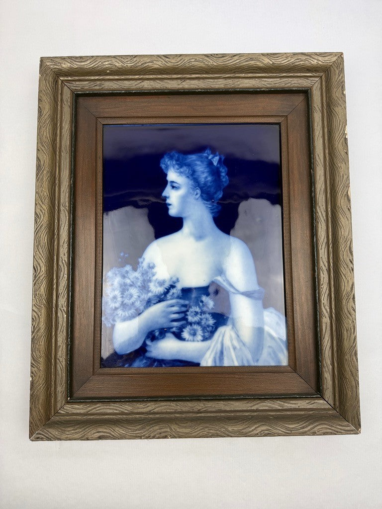 Plaque en porcelaine peinte – Jeune femme au bouquet – Fin XIXe / XXe