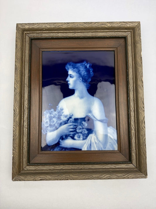 Plaque en porcelaine peinte – Jeune femme au bouquet – Fin XIXe / XXe