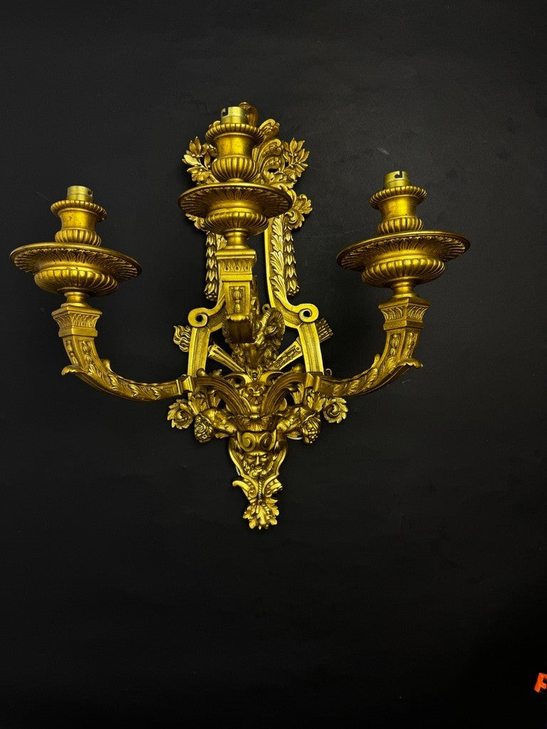 Paire d’importantes appliques en bronze doré, style Louis XVI, époque XIXe