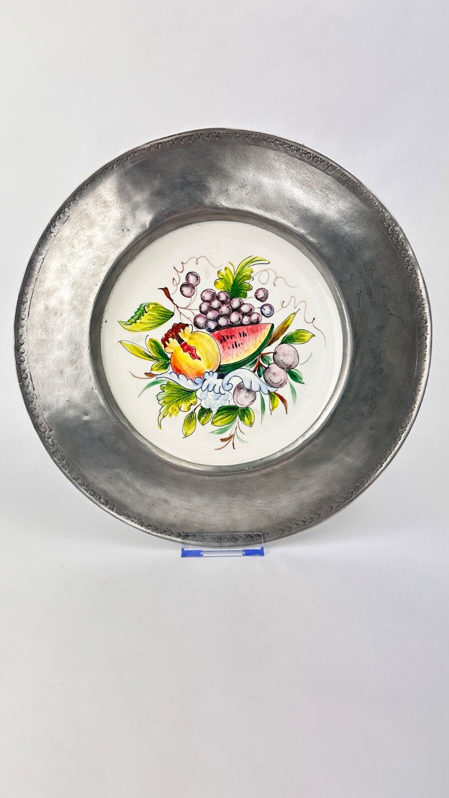 Assiette murale décorative faïence et étain aux fruits