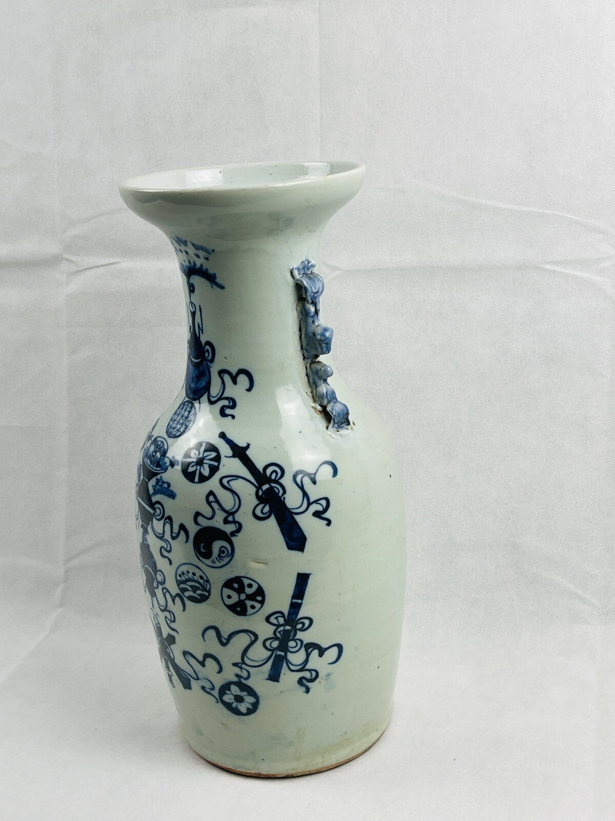 Paire de vases balustres en porcelaine de Chine, dynastie Qing
