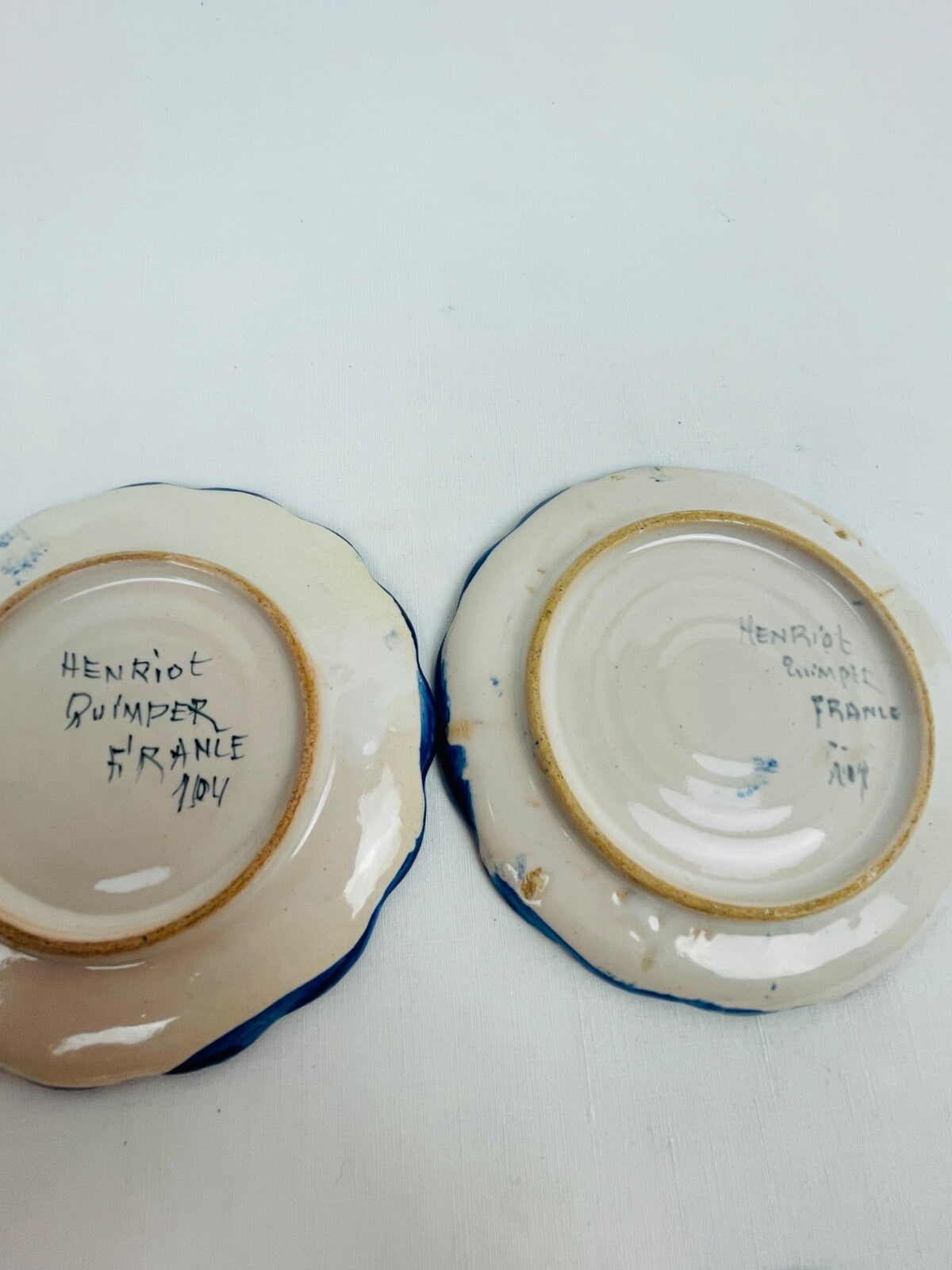 Suite de 6 assiettes miniatures en faïence Henriot Quimper, poupée, beurre