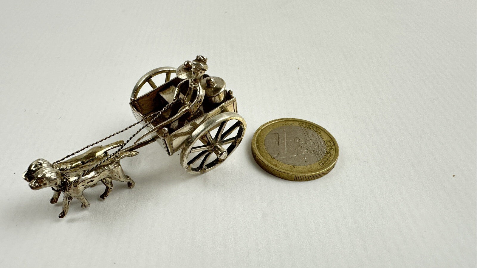 Miniature, objet de vitrine, attelage de chiens, marchand de lait en argent