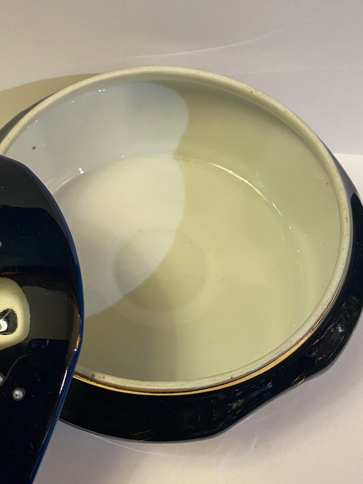 Bonbonnière en porcelaine de Limoges bleu de four et émaux