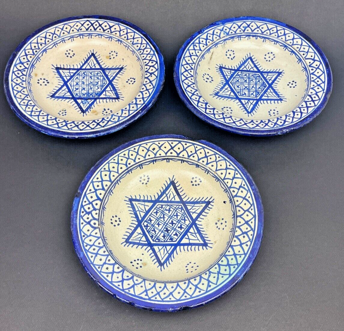 Maroc, Suite De 3 Coupes Ou Assiettes Sur Talon En Faïence De Fès Début 20ème
