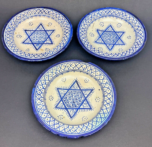 Maroc, Suite De 3 Coupes Ou Assiettes Sur Talon En Faïence De Fès Début 20ème