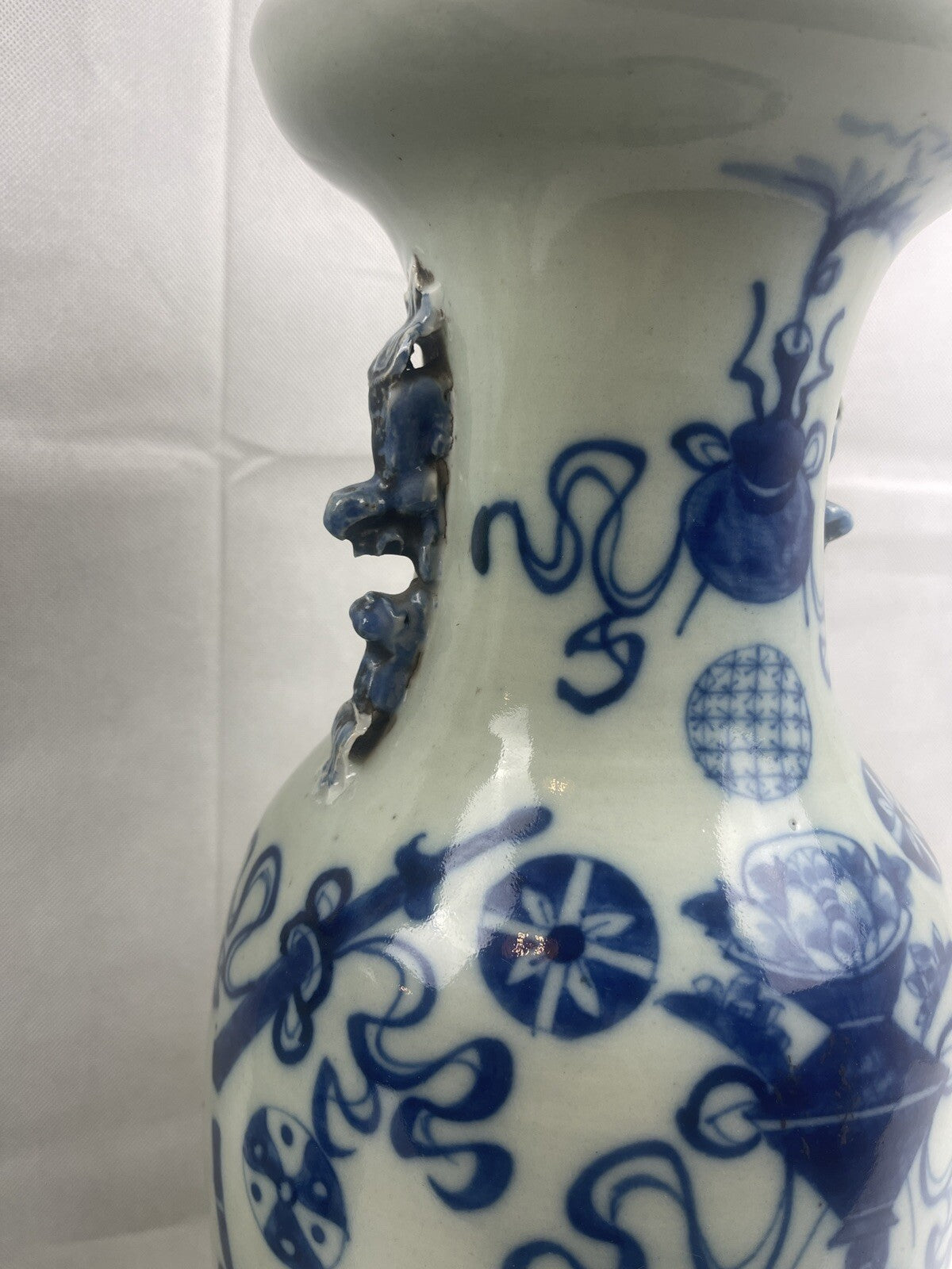 Paire de vases balustres en porcelaine de Chine, dynastie Qing