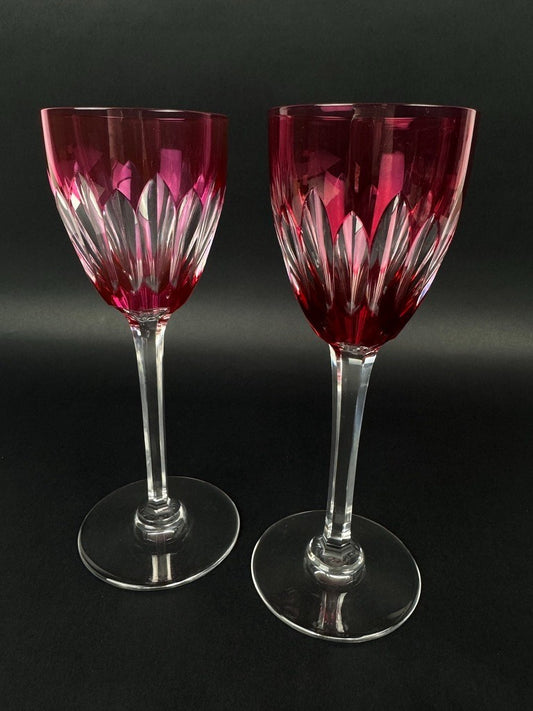 Paire de verres à vin Baccarat – Modèle Cassino – Cristal framboise taillé 19 cm
