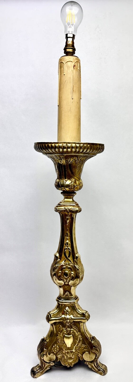 Important Pique-cierge En Laiton Repoussé Monté En Lampe 19ème