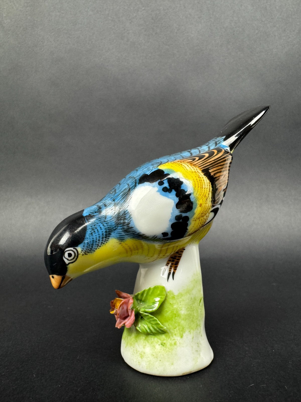 Figurine porcelaine oiseau polychrome sur socle fleuri vintage