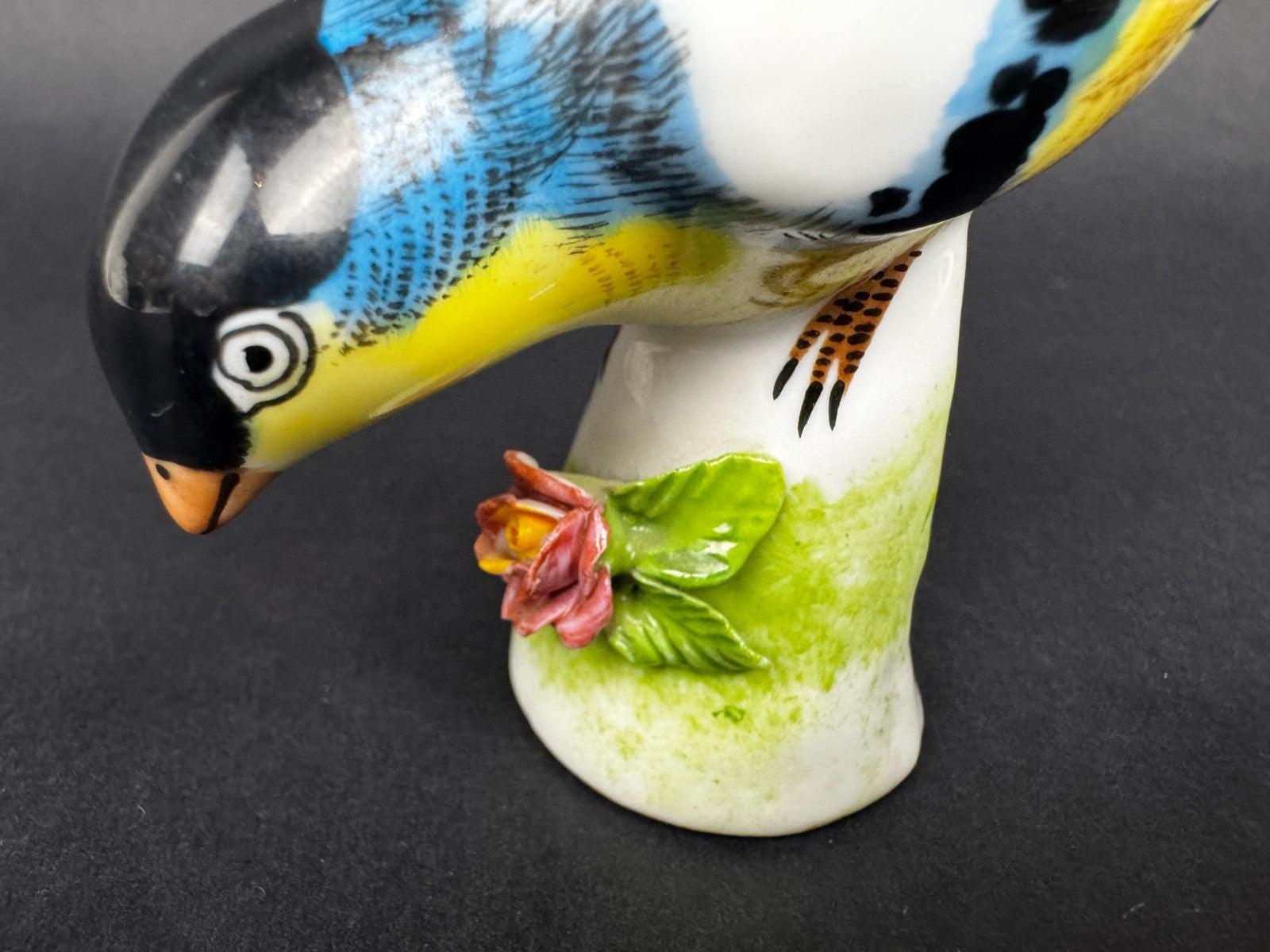 Figurine porcelaine oiseau polychrome sur socle fleuri vintage