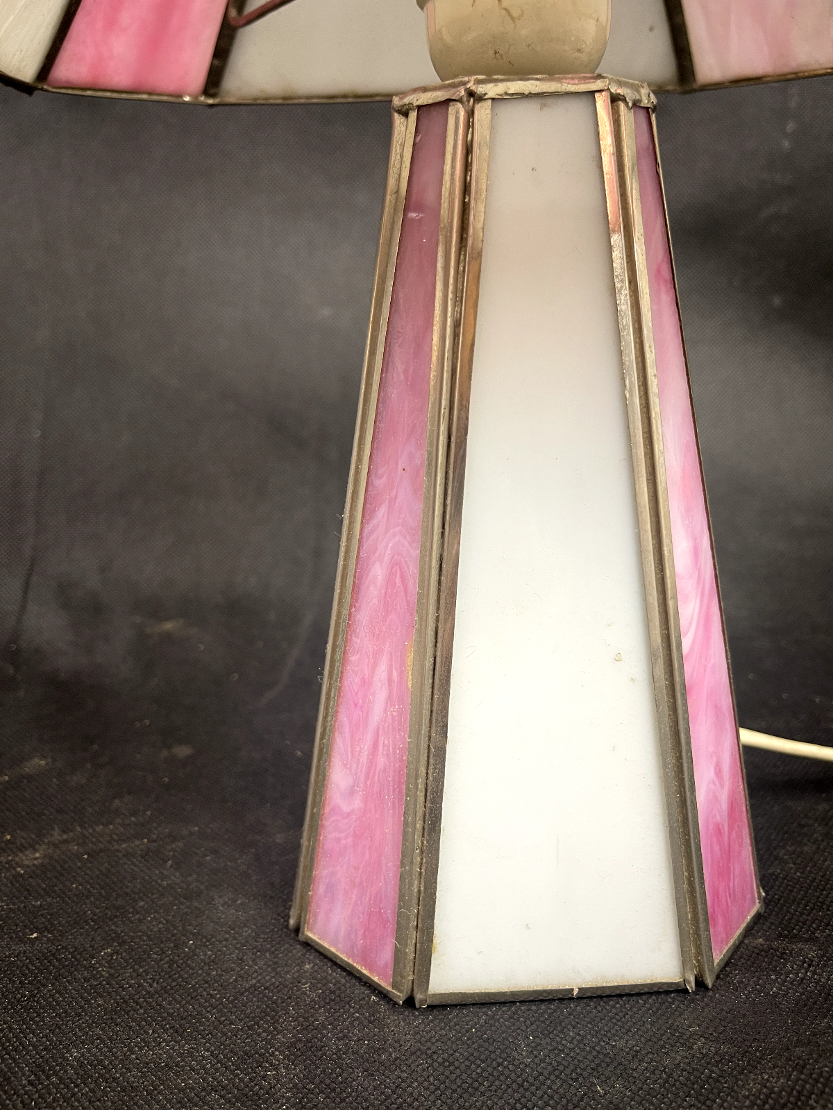 Ancienne lampe de table  en pâte de verre dans l'esprit de Tiffany