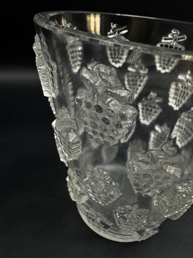 Vase René Lalique modèle "Malaga", verre moulé pressé, vers 1937