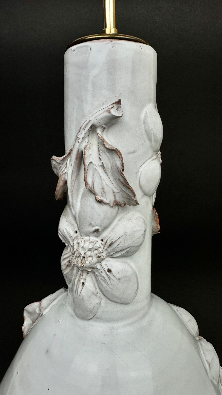 Grande lampe en céramique blanche barbotine