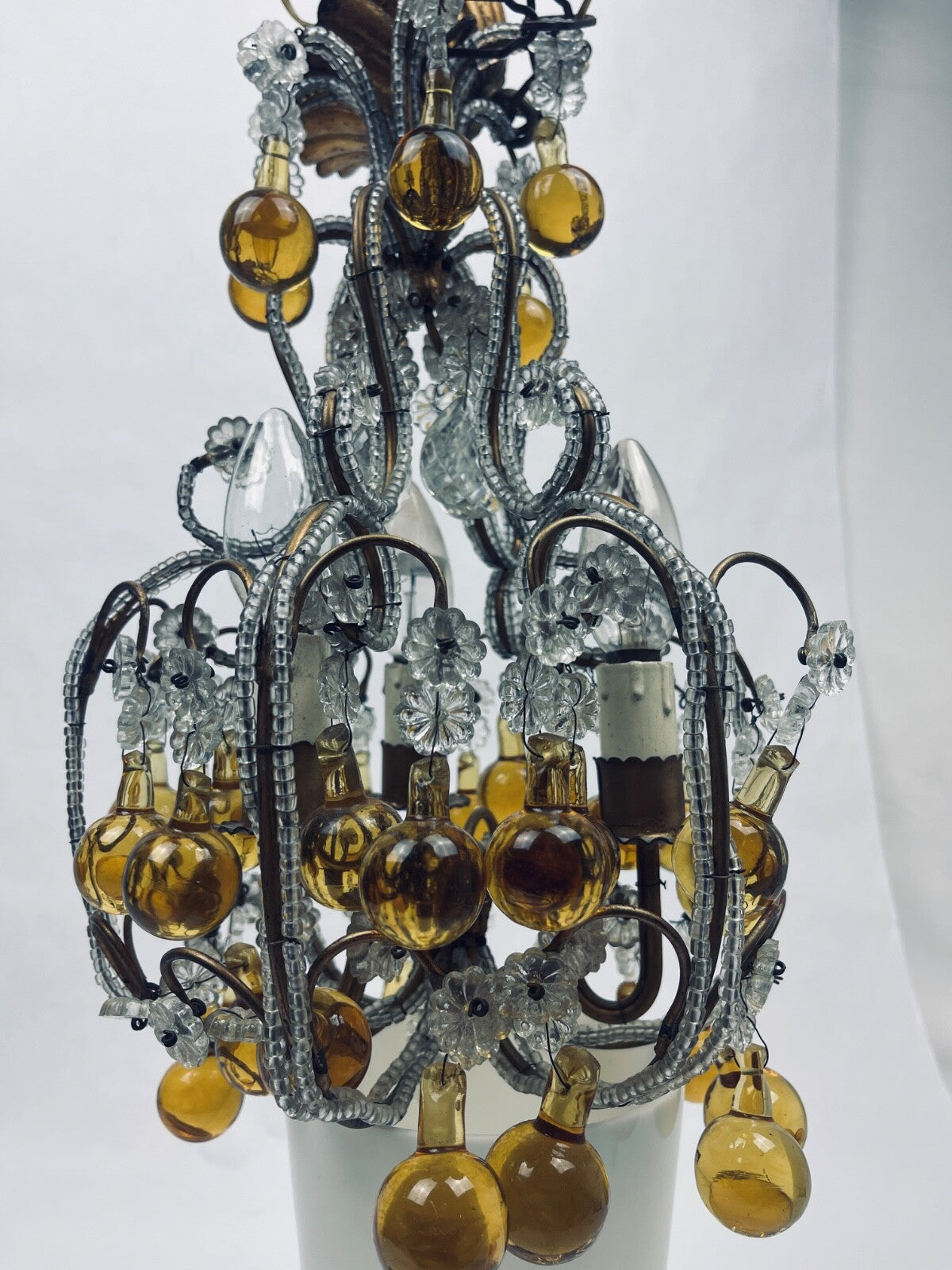 Petit lustre en perles de cristal, gouttes ambrées et laiton, Années 20/30