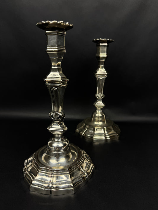 Paire de chandeliers en bronze argenté – Orfèvre Auguste Monnier Veuve, 1911