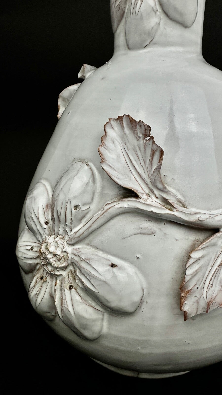 Grande lampe en céramique blanche barbotine