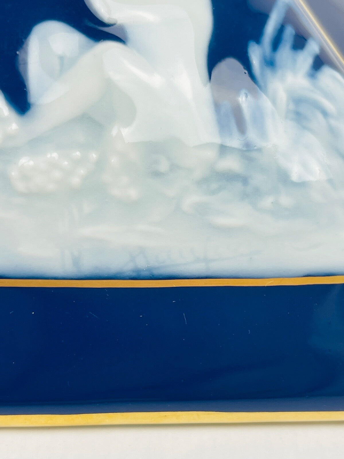 Bonbonnière en porcelaine bleu de Four de Limoges Marcel CHAUFRIASSE