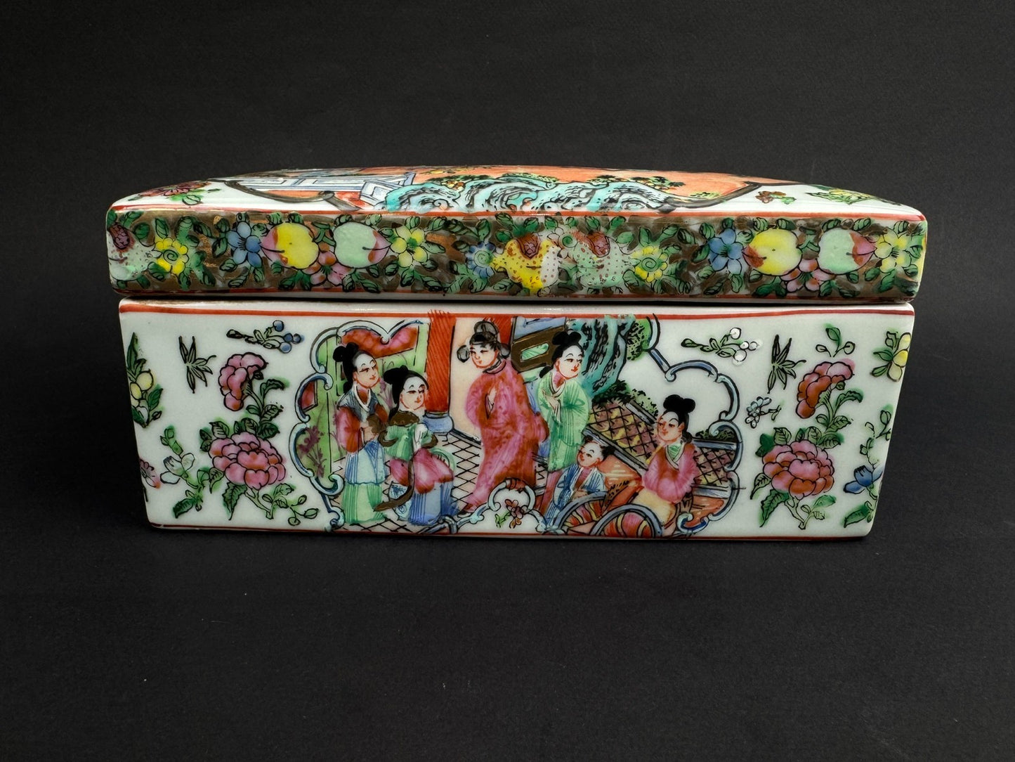 Boîte rectangulaire en porcelaine de Canton – décor famille rose – Chine