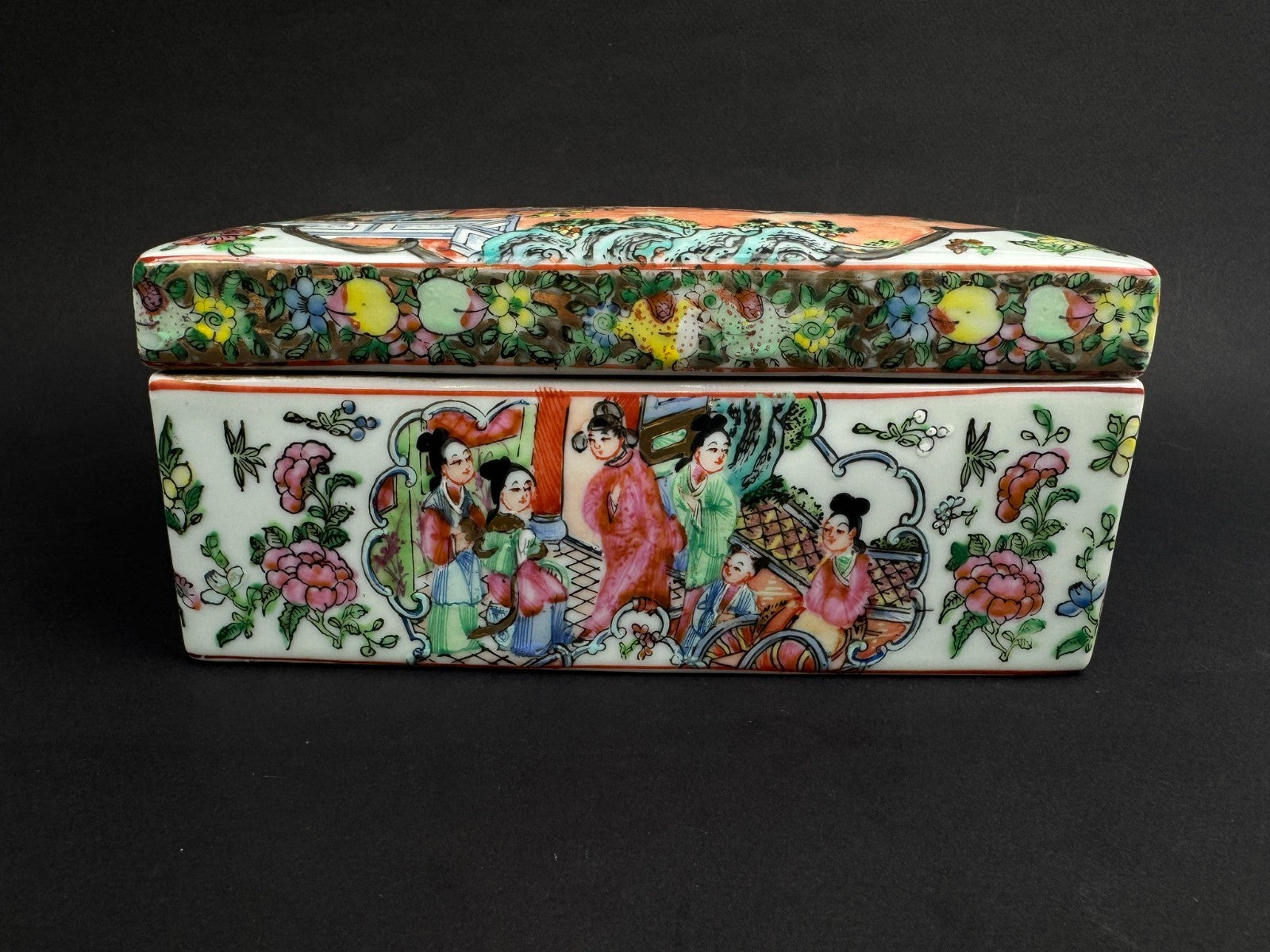 Boîte rectangulaire en porcelaine de Canton – décor famille rose – Chine